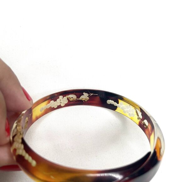 Rare Vintage Reverse Carved Grape Vine Brown & Yellow Resin Bangle Bracelet - Picture 5 of 9